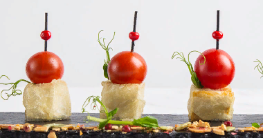 შემწვარი ტოფუს კანაპეები ალუბლით 10 ცალი.