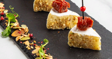 კამემბერტის კანაპე კაკალით და მზით გამშრალი პომიდორით 10 ცალი