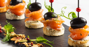 ორაგულის კანაპები ზეთისხილისა და ნაღების ყველით 10 ცალი.