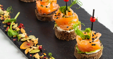 ორაგულის კანაპე კრემატით შავ სადღეგრძელოზე 10 ცალი.