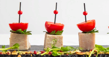 კანაპე მოხარშული ღორის ხორცი ხონსა და ალუბლით 10 ცალი.