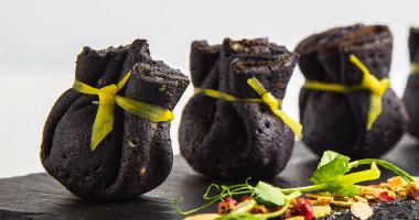 კანაპე შავი ბლინი პარმას ლორით 10 ცალი.