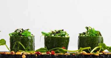 კიტრის კანაპეები ჩუკას სალათითა და თხილის სოუსით 10 ცალი.