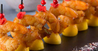 კანაპე ვეფხვის კრევეტებით და მანგოთი 10 ცალი.