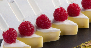 კამემბერტის კანაპე ჟოლოთი და შამპანურით 10 ცალი.