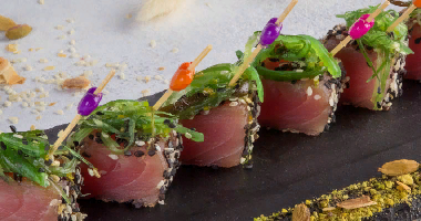 კანაპები შემწვარი თინუსით და ჩუკასთან ერთად 10 ცალი.