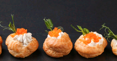 Profitrol Herring Mousse- ით Tobica Caviar- ით 10 კომპიუტერით