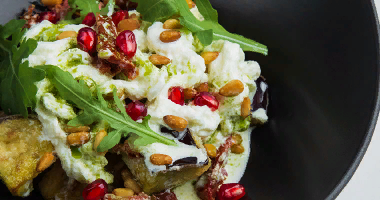 გამომცხვარი კვერცხის სალათი Straccatella– ს ყველით