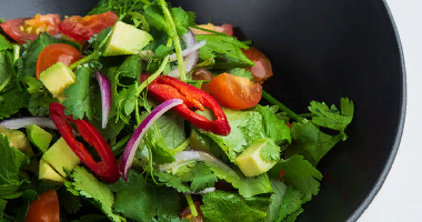 ბალახები და ავოკადო სალათი