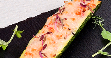 გამომცხვარი Zucchini და Snow Crab Cockille