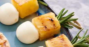 კანაპე მოცარელა გამომცხვარი ანანასით 75 რუბლს შეადგენს. (ცალი)