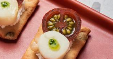 მინი მოცარელა ალუბლის პომიდორით კრეკერზე 10 ცალი