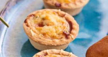 მინი ქვიჩი შებოლილი მკერდით, ყველით და ალუბლის პომიდორით (10 ცალი).