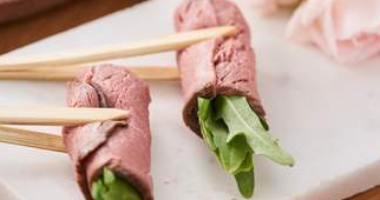 დელიკატური შემწვარი ხორცი არუკულასთან და ცეზართან ერთად 10 ცალი.