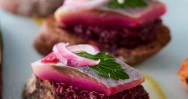 Bruschetta &Quot;ქაშაყი ბეწვის ქურთუკზე&Quot; 10 ცალი