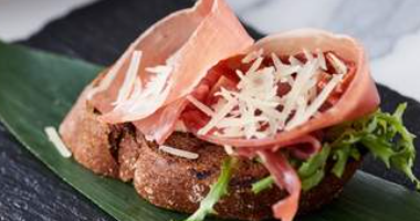 Bruschetta პარმით და რბილი ყველით 10 ცალი