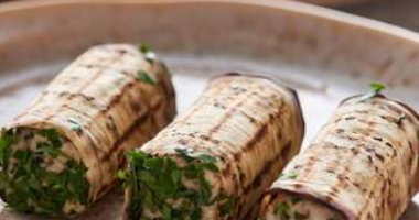 ბადრიჯნის რულონები ყველი-კაკლის შევსებით (85 რუბლი. ცალი)