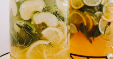 ДОМАШНИЙ ЛИМОНАД ИЗ АНАНАСА И РОЗМАРИНА