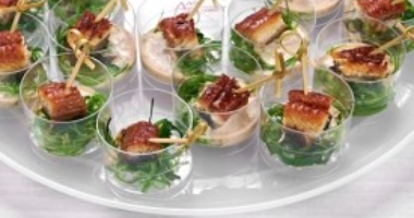 КАНАПЕ С КОПЧЕНЫМ УГРЕМ В ШОТЕ  ПОРЦИЯ:23ШТ