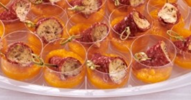 КАНАПЕ ИЗ САЛЯМИ С ПЕРСИКОВЫМ СОУСОМ В ШОТЕ   ПОРЦИЯ:23ШТ