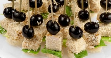 КАНАПЕ ИЗ КУРИЦЫ В КУНЖУТЕ ПОРЦИЯ:24ШТ