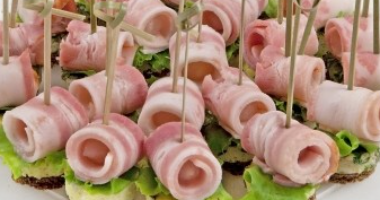 КАНАПЕ С РУЛЕТИКОМ ИЗ ГРУДИНКИ ПОРЦИЯ:25ШТ