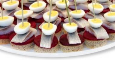 КАНАПЕ С СЕЛЬДЬЮ СО СВЕКЛОЙ ПОРЦИЯ:38ШТ