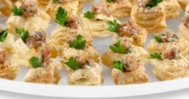 КРУТОН С ТАР-ТАРОМ ИЗ ЛОСОСЯ  ПОРЦИЯ:45ШТ