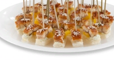 КАНАПЕ С КОПЧЕНЫМ УГРЕМ ПОРЦИЯ:25ШТ