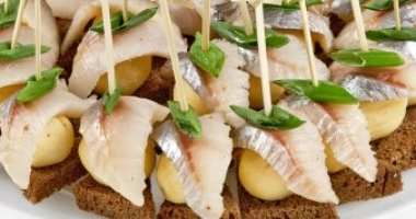 КАНАПЕ С СЕЛЬДЬЮ И КАРТОФЕЛЕМ ПОРЦИЯ:25ШТ