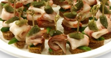 КАНАПЕ С ВИТКАМИ САЛА И КОРНИШОНАМИ ПОРЦИЯТ21ШТ