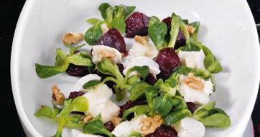 Салат из свеклы с козьим сыром и медовой заправкой