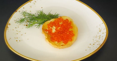 Бутербродъ с красной икрой