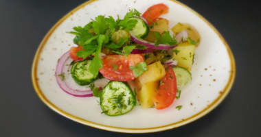 Салат из овощей с картофелемъ