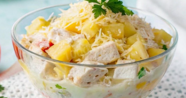 Салат с ананасом и курицей и сыром с чесноком