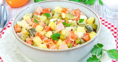 Салат зимний классический с колбасой