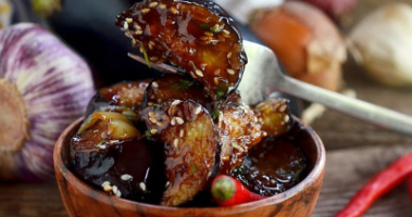 Баклажаны жареные в крахмале хрустящие в кисло-сладком соусе