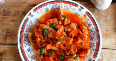 Мясо свинина с подливкой на сковороде