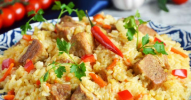 Плов из свинины в кастрюле на плите рассыпчатый